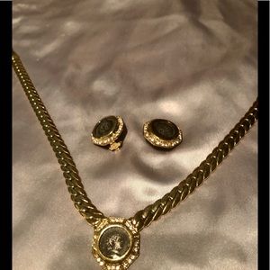 Gold serpentine necklace with cubic coin detail